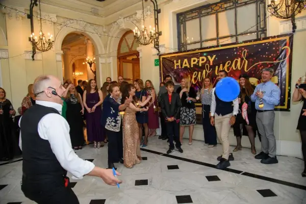 Show de magia elegante en una gala de fin de año
