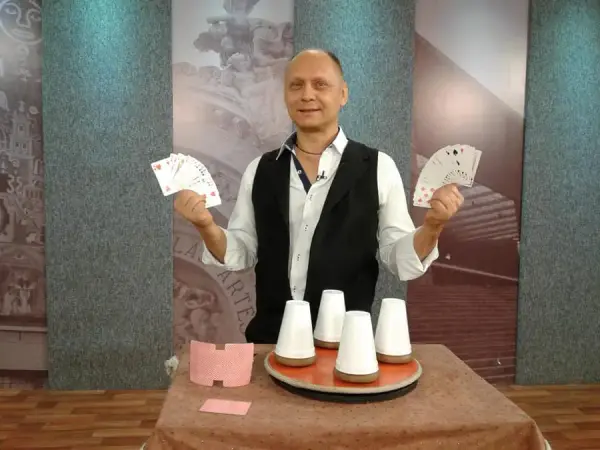 Retrato del Mago Konstant con cartas