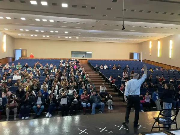 El público aplaude al mago en el escenario de un auditorio