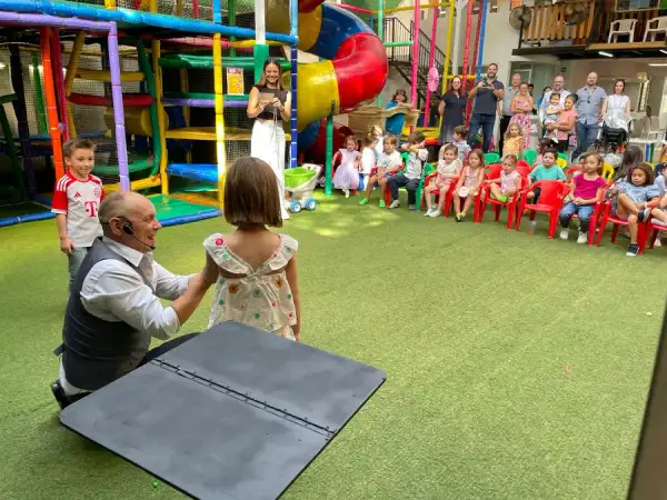 Magia close up en una fiesta infantil