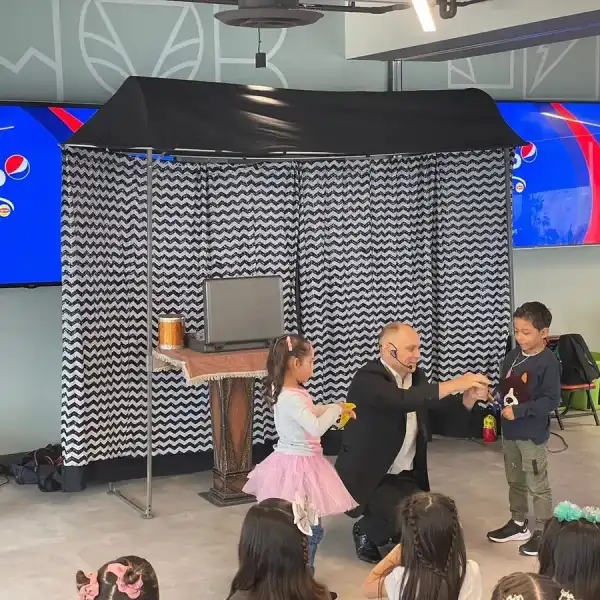 Presentación de magia en escenario