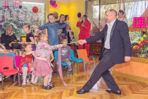 Niños participando en el show