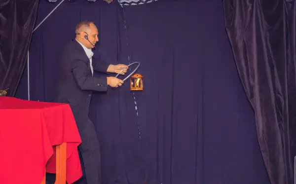 Konstant realizando un truco con una linterna en el escenario