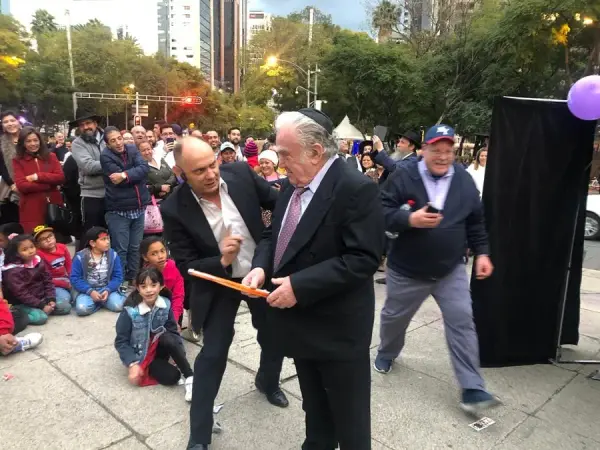 Show de magia al aire libre ante una multitud