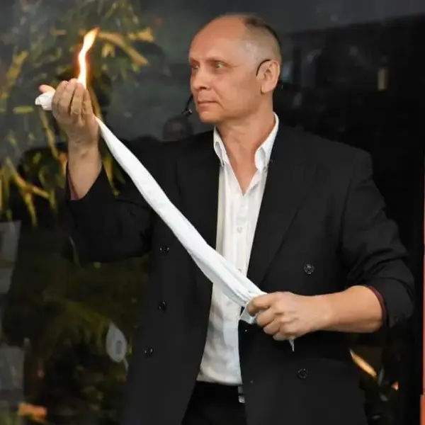 Konstant con un truco de fuego durante el show