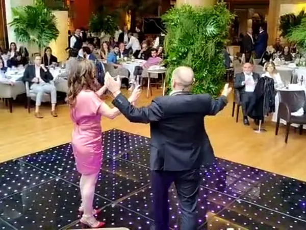 Konstant en la pista de un banquete con una invitada voluntaria frente a las mesas