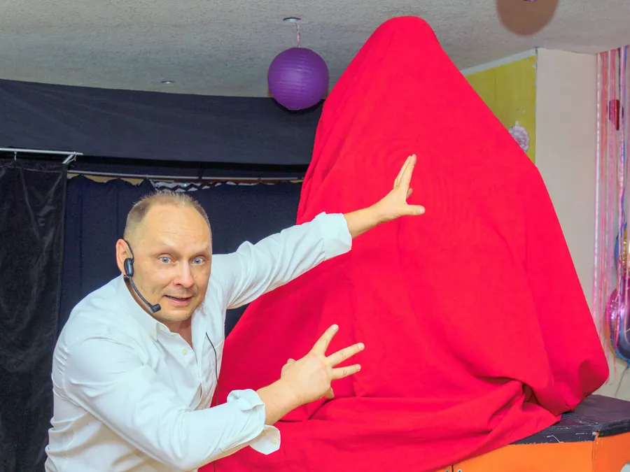 Konstant señala una tela roja que cubre a un voluntario a punto de desaparecer