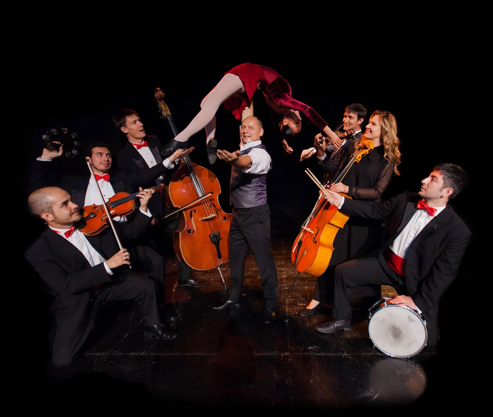 Producción teatral: Konstant al centro, una artista suspendida en el aire y músicos de esmoquin con violines, contrabajo, violonchelo y tambor