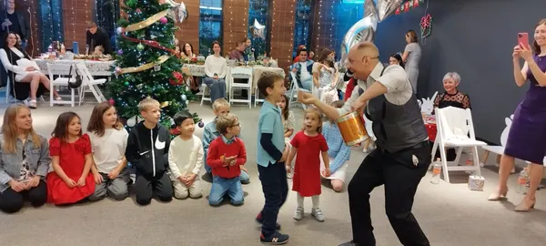 Niño gritando de emoción
