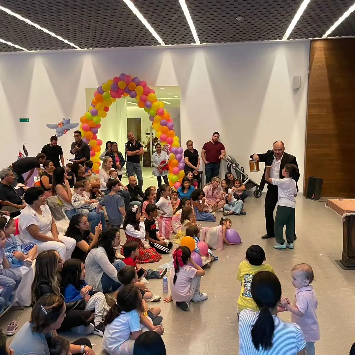 Show de magia del Mago Konstant ante una multitud de familias
